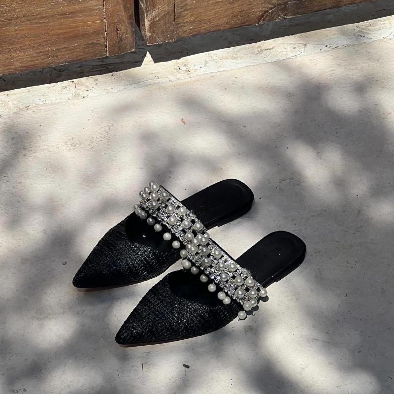 Pearl-decorated PointedToe Soft-soled Sandals